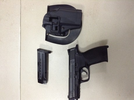 Vendo s&w mp del 9 pb, tres cargadores, y funda, guiada en F.
350 más portes 00