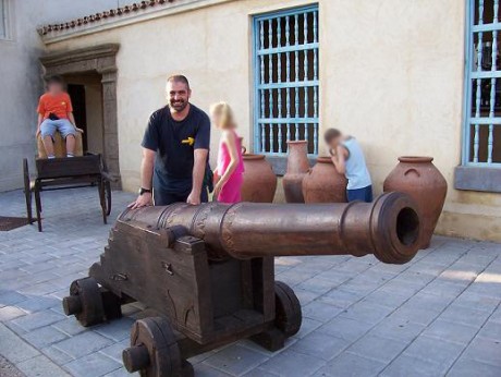Estoy armando un bergantin-goleta para la guerra al corso y no se que artilleria poner a bordo.

Mide 70