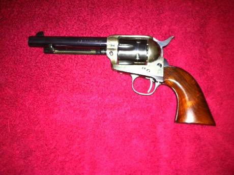 Buenas,vendo revolver uberti calibre 44/40 con cañon de 5 1/2 y guiado con AE,se encuentra en barcelona.
 12