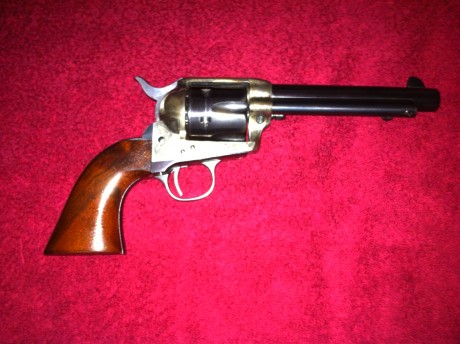 Buenas,vendo revolver uberti calibre 44/40 con cañon de 5 1/2 y guiado con AE,se encuentra en barcelona.
 11