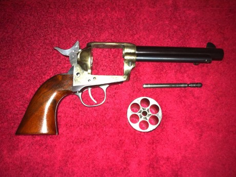 Buenas,vendo revolver uberti calibre 44/40 con cañon de 5 1/2 y guiado con AE,se encuentra en barcelona.
 10