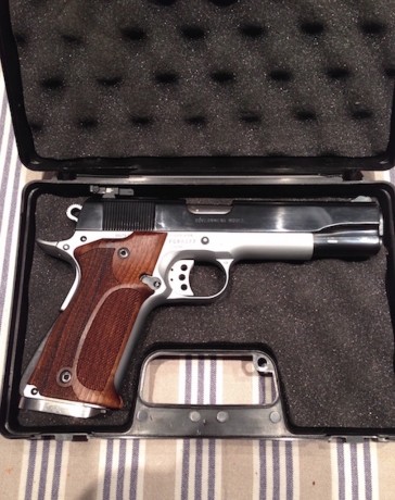 Vendo Colt 1911 9mms. Parabellum, bicolor MK IV serie 80 Government Model.
Precio 500 € o cambiaría por 02