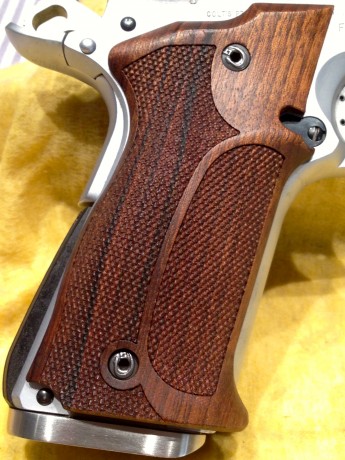 Vendo Colt 1911 9mms. Parabellum, bicolor MK IV serie 80 Government Model.
Precio 500 € o cambiaría por 31