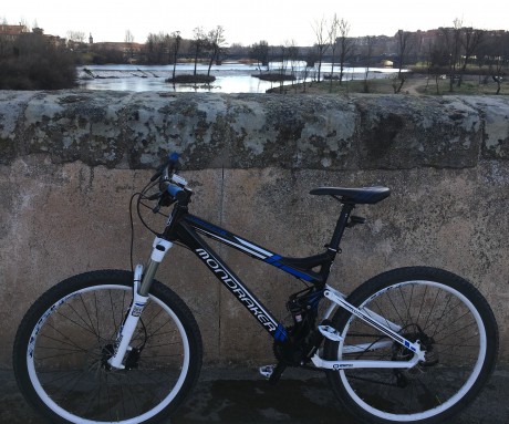 Vendo Moondraker Tracker R ESPECTACULAR casi a estrenar con solo 118 km efectuados con ella. Se vende 30