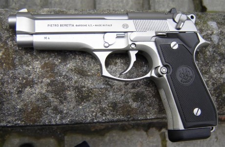 Se vende pistola Beretta 92FS inox con 4 cargadores y un kit conversor de calibre .22 (carro y cargador), 01