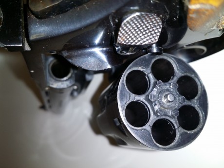 Vendo Revolver 357 magnum Llama Comanche III de 6", pues ya tengo un Python del mismo calibre y necesito 00