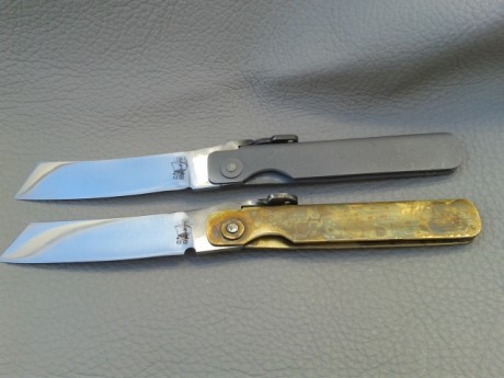 Dos Nuevas "Higoblockami", navajas Japonesas.
Las hojas estan realizadas en acero inox. 12C27, 02
