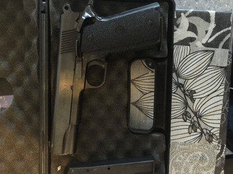 Hola,muy buenas,vendo Norinco de 9mm estilo 1911,la pistola esta en perfecto estado,la entregaria con 01