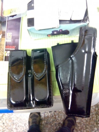 hola se vende varios accesorios para glock
alfombra con el despiece
cartuchera y dos cartucheras para 02