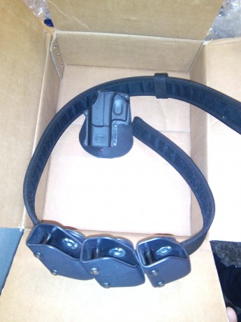 hola se vende varios accesorios para glock
alfombra con el despiece
cartuchera y dos cartucheras para 10