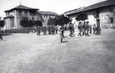 Esta fotografía es de un desfile militar en Palencia, la fecha de dicha fotografía sería de finales del 00