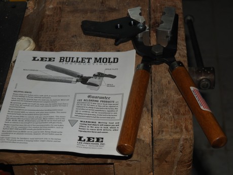 Buenos días, pongo en venta molde de dos cavidades, marca LEE para 9 mm. Lo estrena quien lo compre, yo 00
