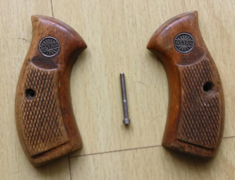 Buenos días compañeros.

Tengo a la venta unas cachas de madera originales de Astra 250. Están usadas 01