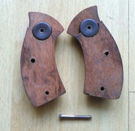 Buenos días compañeros.

Tengo a la venta unas cachas de madera originales de Astra 250. Están usadas 00