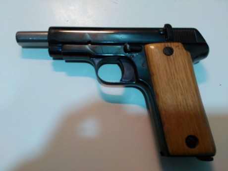Buenas tardes, me han caído en las manos estas fotos de una pistola, cal 7,65, y tras repasar catálogos 02