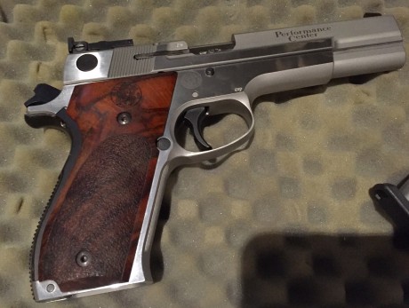 Pongo a la venta mi Pistola Smith&Wesson 952-2 9mm. de 5"  Guiada con licencia F. Impecable estado 01