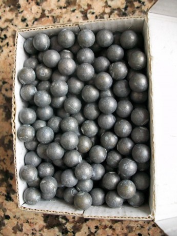 En Madrid vendo bolas para Avancarga calibre 410, plomo puro, obtenidas con turquesa Pedersol. 8 euros 01