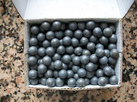 En Madrid vendo bolas para Avancarga calibre 410, plomo puro, obtenidas con turquesa Pedersol. 8 euros 00