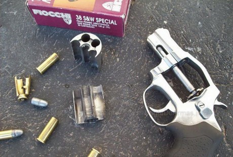 Esata aqui por error las explicaciones estan en otro foro 

Así ha quedado el revolver Uberti 45 lc, hoy 52