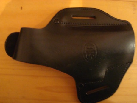  DSC06954.JPG 
Funda en cuero para Sig P225/226/220/245/228 es nueva, 30€ con envío en península. 00