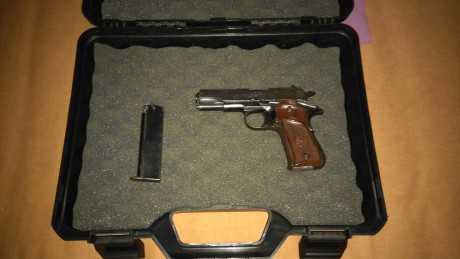 Vendo Llama Special 9 mm corto, muy pocos tiros, regalo maletín y también dos cajas de munición. La vendo 01
