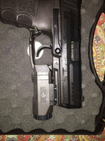 linterna tactica marca BT , nueva a estrenar , con accesorio de quita y pon rápido , para carril picantilly 02