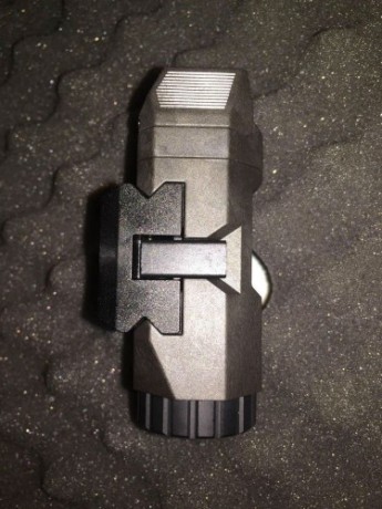 linterna tactica marca BT , nueva a estrenar , con accesorio de quita y pon rápido , para carril picantilly 01