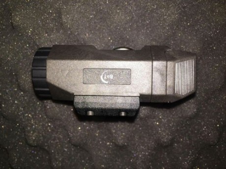 linterna tactica marca BT , nueva a estrenar , con accesorio de quita y pon rápido , para carril picantilly 00