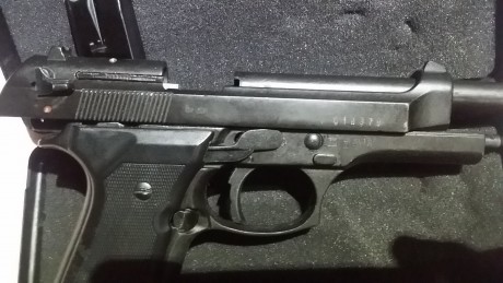 Vendo pistola de fogueo réplica de beretta 92 f tan sólo ha disparado 5 cartuchos, el precio son 100 € 02