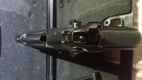 Vendo pistola de fogueo réplica de beretta 92 f tan sólo ha disparado 5 cartuchos, el precio son 100 € 00