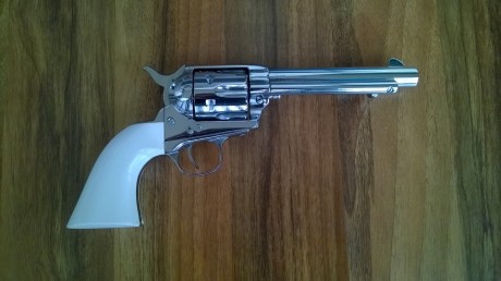 Revolver de Uberti 357 magnum, muy buen estado, niquelado para aumentar su belleza y darle exclusividad, 01
