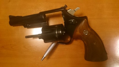 Vendo por 75 Euros, revolver Astra 357 MAGNUM  4 pulgadas, guiado en F en perfecto estado, el revolver 00