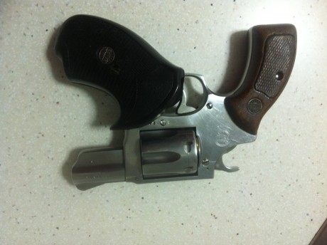 Vendo revolver Astra 680 inox 2", calibre .38, tambor de 6 cartuchos. Se incluye tambien empuñadura 01