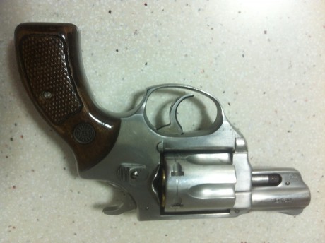 Vendo revolver Astra 680 inox 2", calibre .38, tambor de 6 cartuchos. Se incluye tambien empuñadura 00