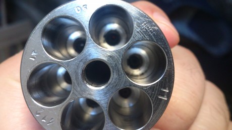 Hola.

Tengo dos revólveres Uberti un "Improved" con armazón forjado y uno en acero inoxidable. 122