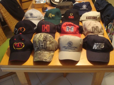 hola , colecciono gorras de marcas de armas , camuflaje , colt , winchester, browning ... etc etc ... 100