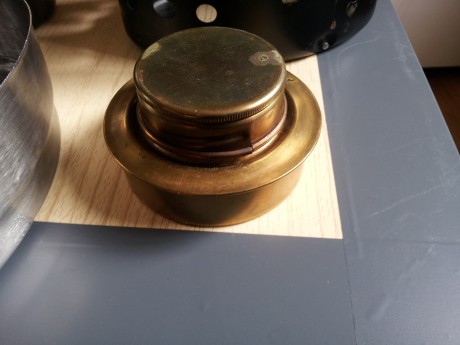 Este en buenas condiciones y tiene los marcajes originales, es de acero. El quemador tiene la tapa rajada 10