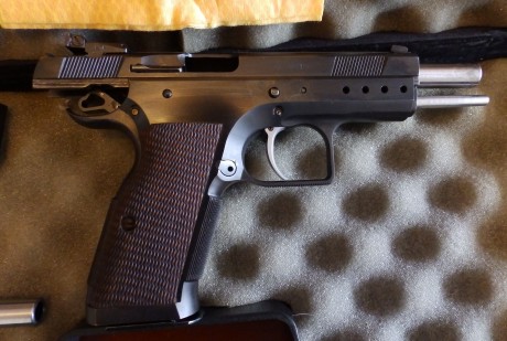 Vendo Tanfoglio Limited calibre 9x19.
Con dos cañones, uno para entrenar y otro para competir.
Dos cargadores 10