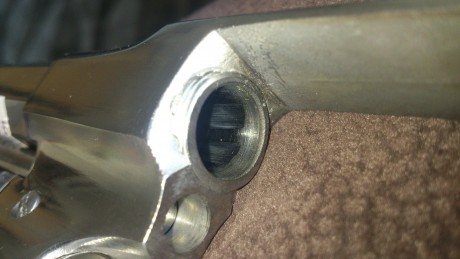 Hola.

Tengo dos revólveres Uberti un "Improved" con armazón forjado y uno en acero inoxidable. 00