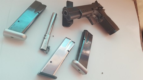 Buenas se vende tanfoglio limited del 38 con un cañón del 9X19 tres cargadores un kit del 22lr con un 10