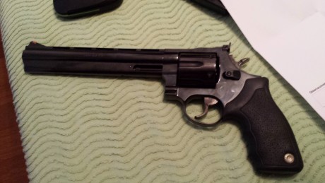 Revolver taurus 8"3/8  44 mag esta nuevo , con muy poco uso .  400€   regalo funda de cuero 00