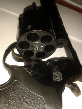 Revolver taurus 8"3/8  44 mag esta nuevo , con muy poco uso .  400€   regalo funda de cuero 11