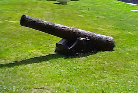 Estoy armando un bergantin-goleta para la guerra al corso y no se que artilleria poner a bordo.

Mide 70
