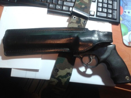 Revolver taurus 8"3/8  44 mag esta nuevo , con muy poco uso .  400€   regalo funda de cuero 31