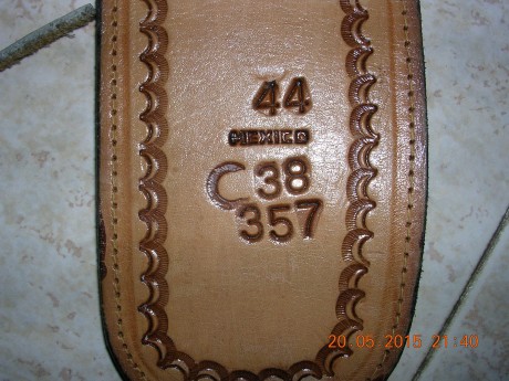 Vendo funda de revolver y sombrero.
El sombrero usado un par de veces, aunque está algo arrugado, pero 00