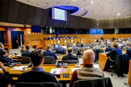 No sé si estais al tanto de esta noticia:

https://ukshootingnews.wordpress.com/2015/11/17/the-eu-will-publish-a-total-semi-auto-rifle-ban-proposal-tomorrow/

Pero 152