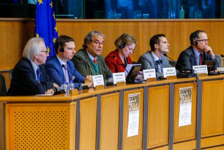 No sé si estais al tanto de esta noticia:

https://ukshootingnews.wordpress.com/2015/11/17/the-eu-will-publish-a-total-semi-auto-rifle-ban-proposal-tomorrow/

Pero 151