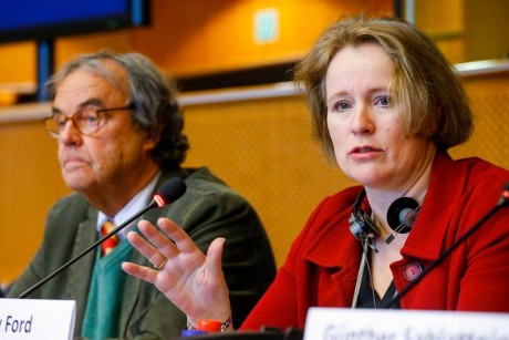 No sé si estais al tanto de esta noticia:

https://ukshootingnews.wordpress.com/2015/11/17/the-eu-will-publish-a-total-semi-auto-rifle-ban-proposal-tomorrow/

Pero 150