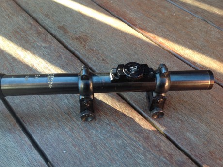 Vendo este bonito y duro visor de los años 50.

Es un visor DISKOP, 3x, de acero con retícula German 1 00