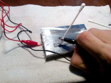 Hola.

La electrólisis es un gran invento y puede utilizarse para limpiar y desoxidar metales y también 20